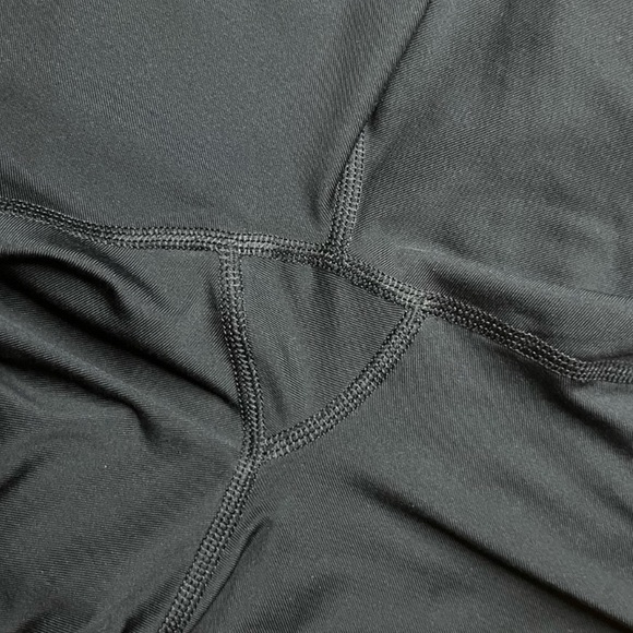 🏃♀️3/$10! Under Armour Womens Fitted Black & White Heatgear Leggings - Picture 8 of 9